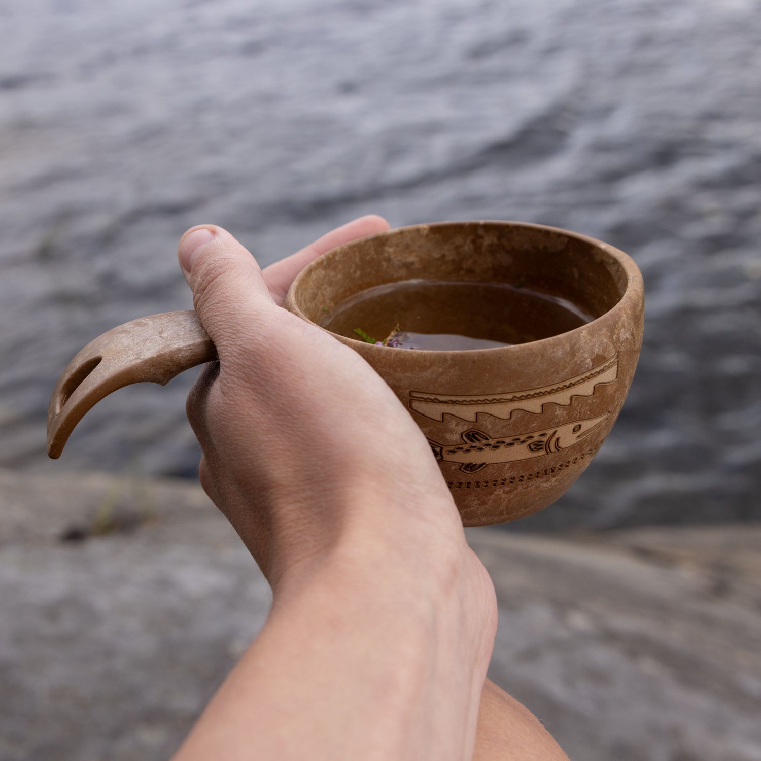 Ruskea Kupilka 21 retkimuki Kalevala Hauki kaiverruksella